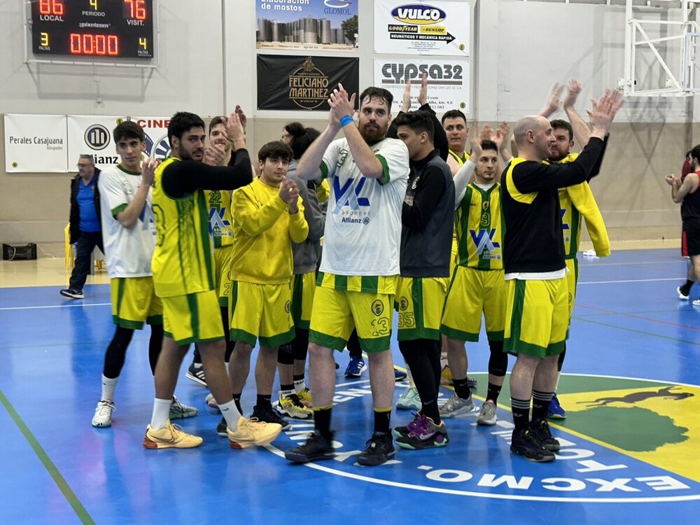 La plantilla del Club Baloncesto Tomelloso celebra la victoria ante el Grupo 76 Alkasar.