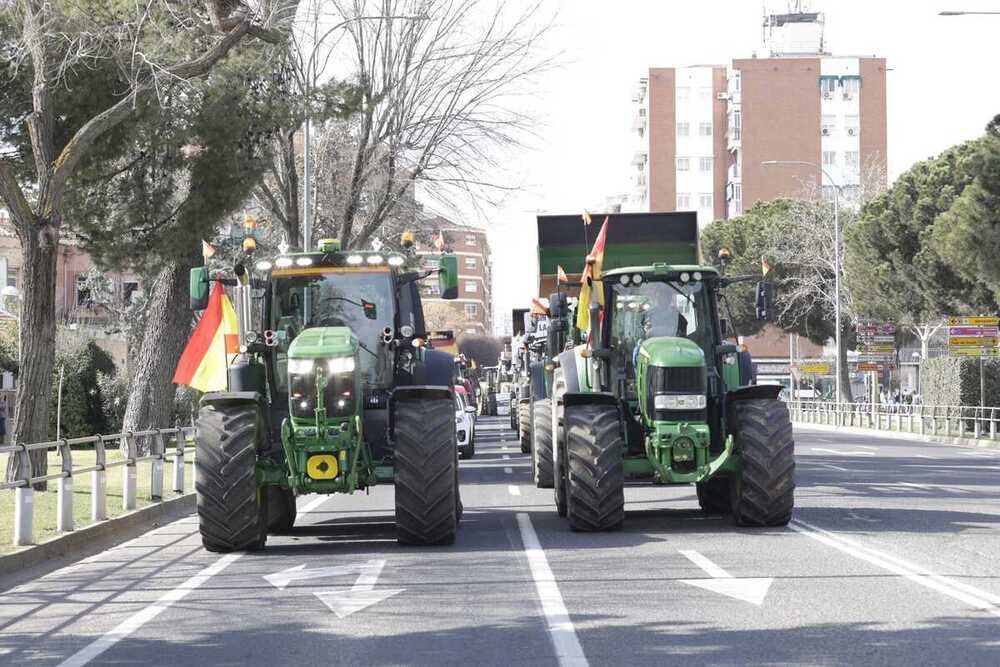 Tractores 'toman' la capital y cortan la A-4 en Manzanares