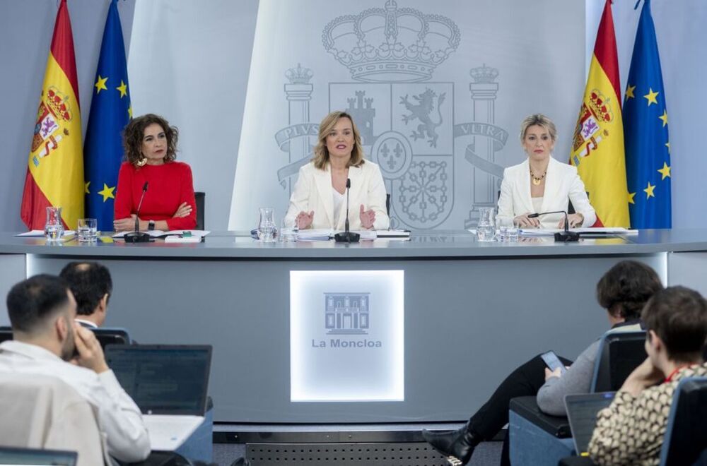 La vicepresidenta primera y ministra de Hacienda, María Jesús Montero; la ministra Portavoz, Pilar Alegría, y la vicepresidenta segunda y ministra de Trabajo y Economía Social, Yolanda Díaz