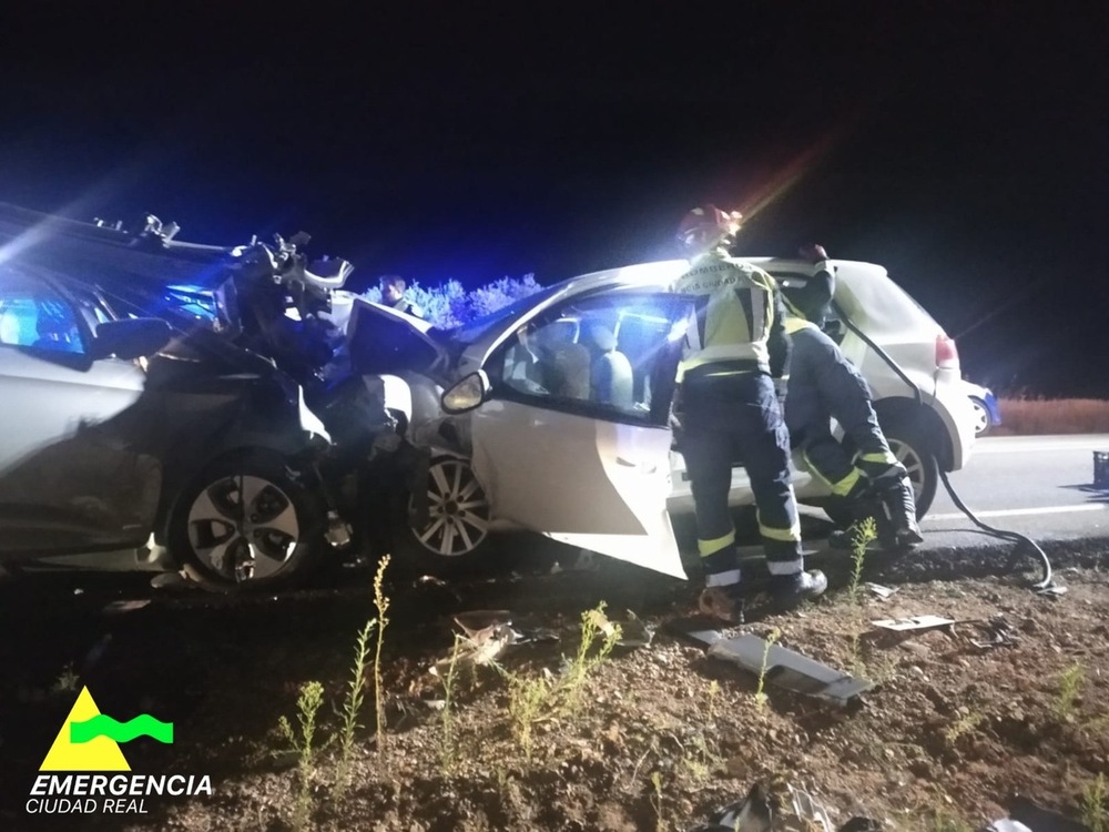 Cuatro heridos tras una colisión frontal de dos turismos