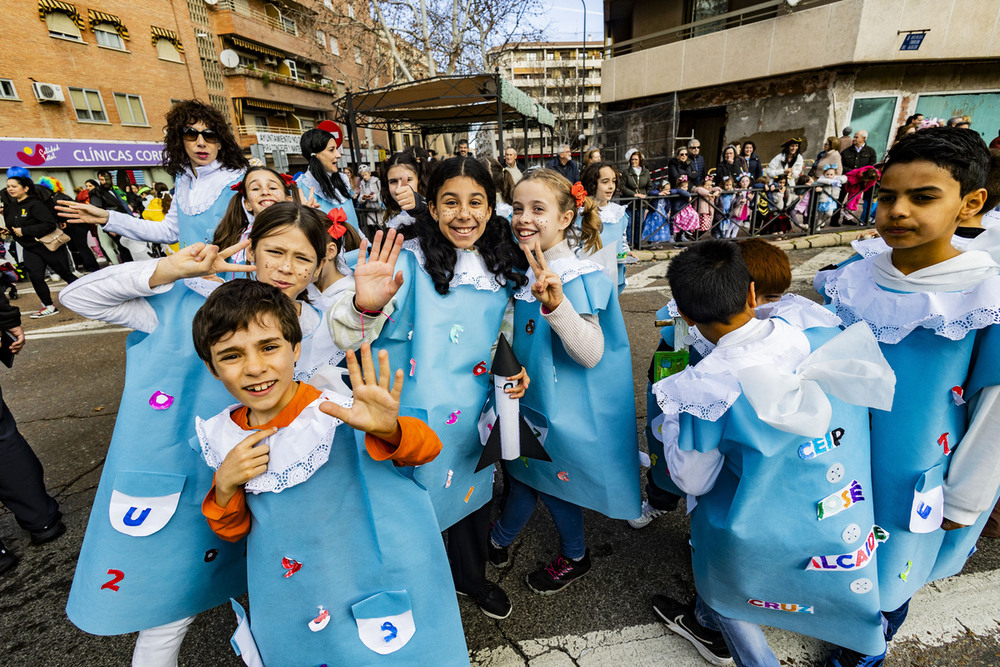 Casi 3.000 escolares participan en el primer desfile escolar