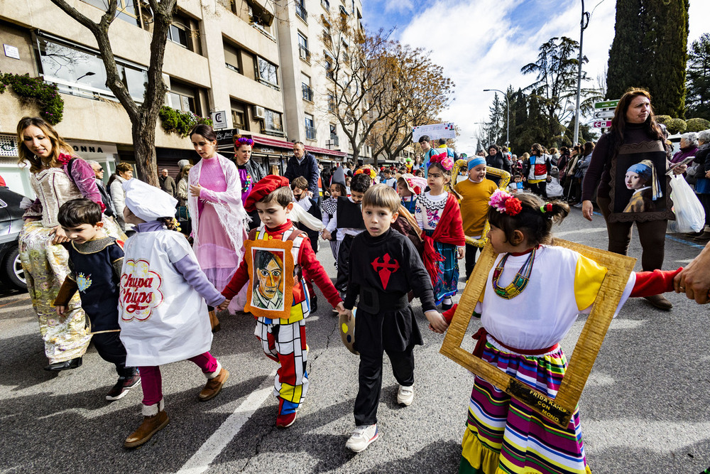 Casi 3.000 escolares participan en el primer desfile escolar