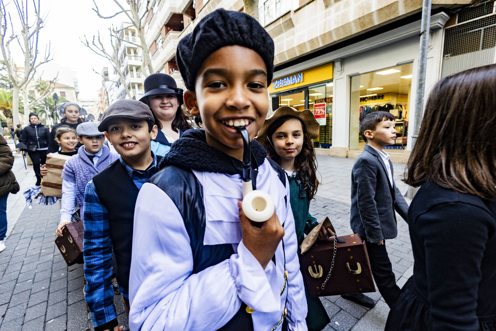 Casi 3.000 escolares participan en el primer desfile escolar