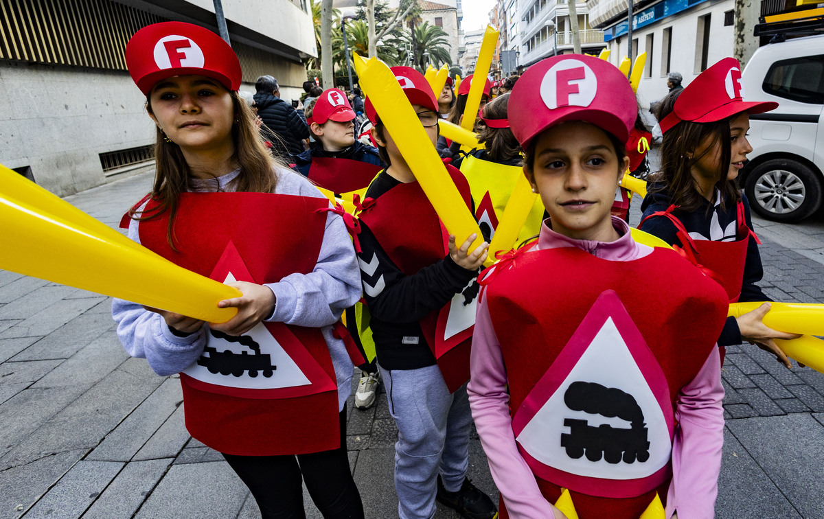 carnaval en ciudad real, desfile infantil de todos los colegios de ciudad real, en el primer desfile de carnaval de niños  / RUEDA VILLAVERDE