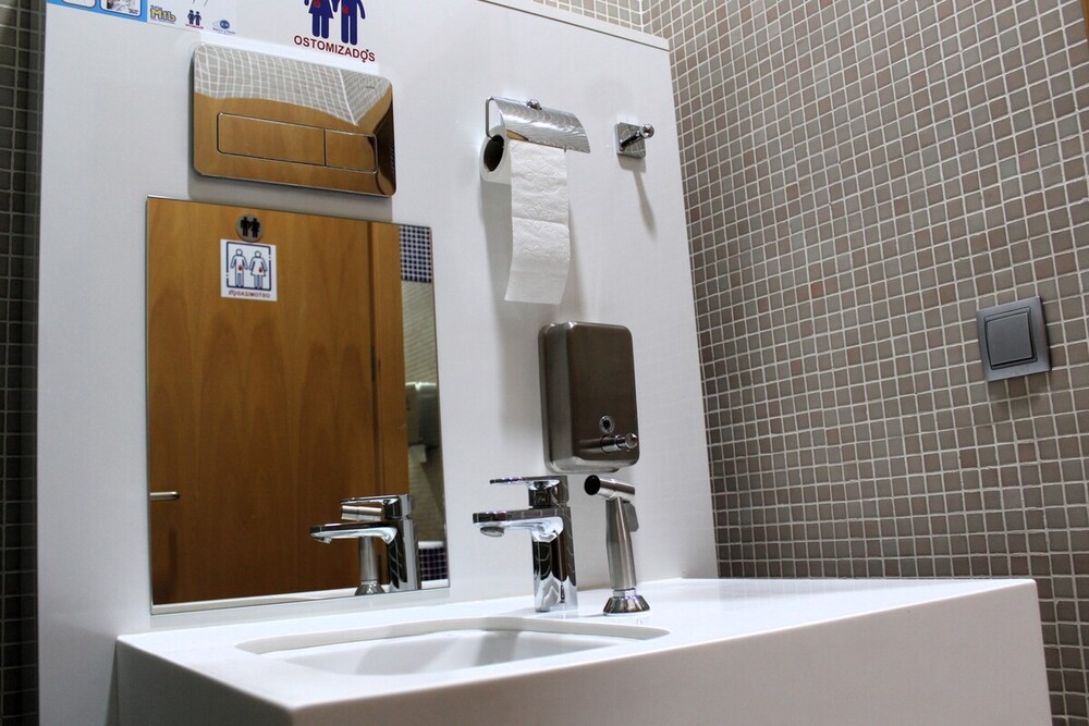 Nuevo baño para pacientes ostomizados en la sede de la JCCM