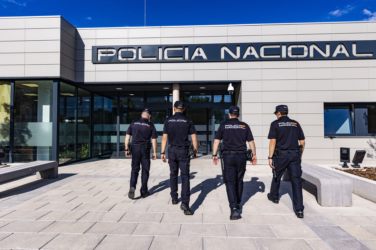 Nueva Comisaría de la Policía Nacional de Puertollano, yás funcionando, Policía Nacional en la Comisaría nueva de Puertollano, gente haciendos el DNI en la  nueva comisaría de Puertollano