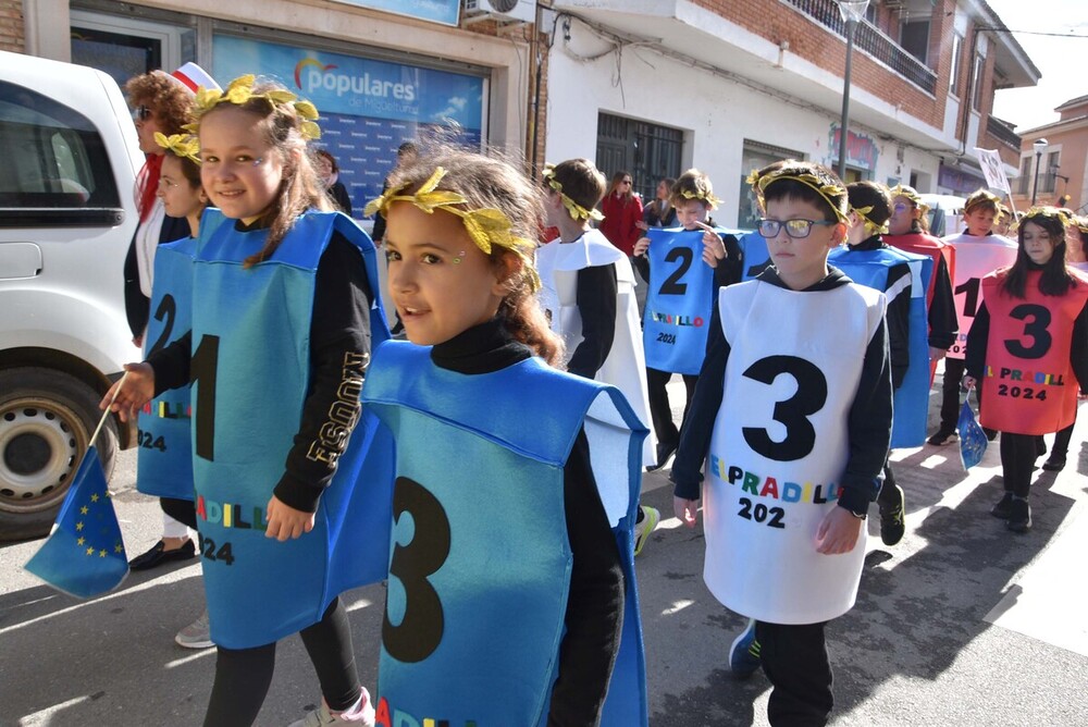 Centenares de niños llenan de color Miguelturra con su desfile