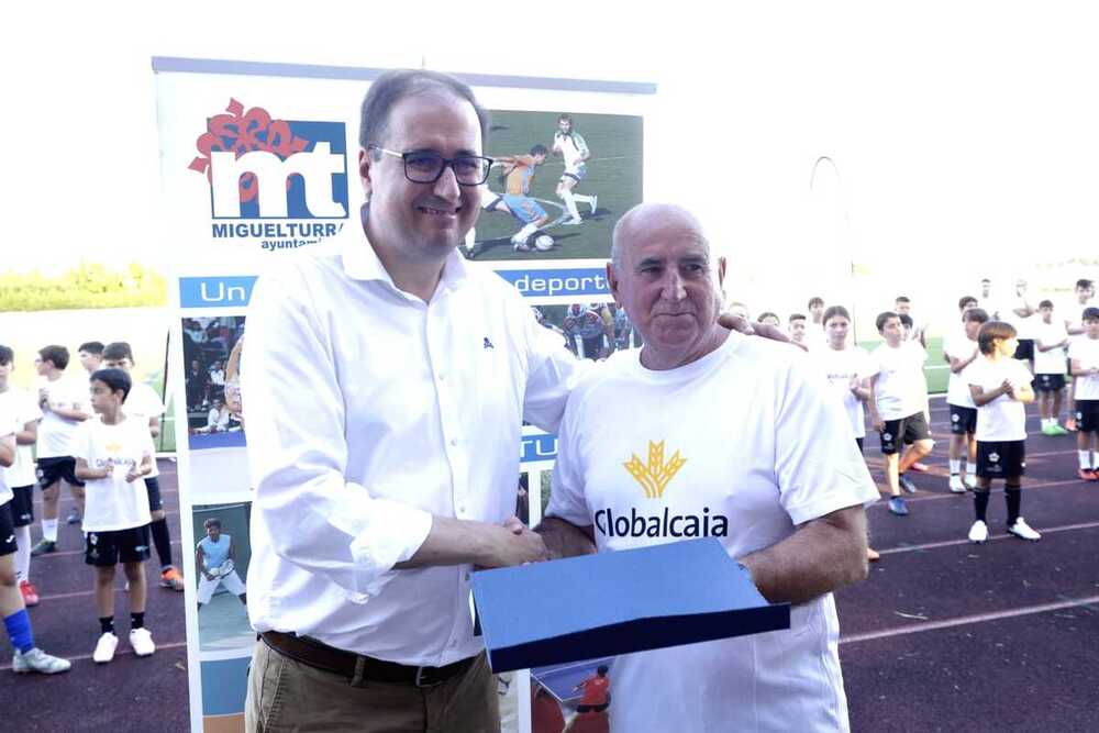 Entrega de placas de agradecimiento al Ayuntamiento y Globalcaja en el Campus de Fútbol de Miguelturra.