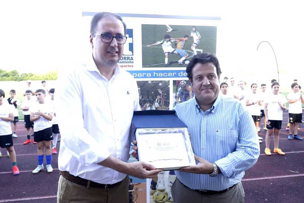 Entrega de placas de agradecimiento al Ayuntamiento y Globalcaja en el Campus de Fútbol de Miguelturra.