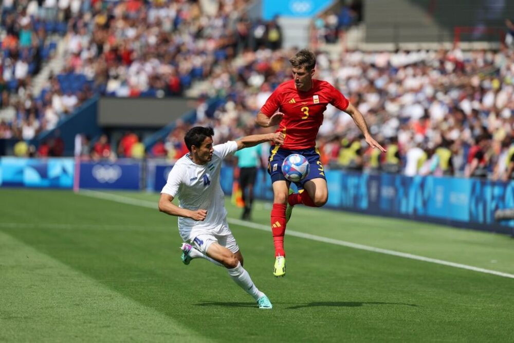 España despierta a tiempo en su debut ante Uzbekistán