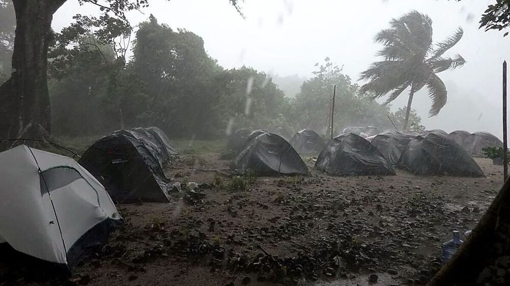 Tormenta tropical en el campamento en isla Las Perlas.