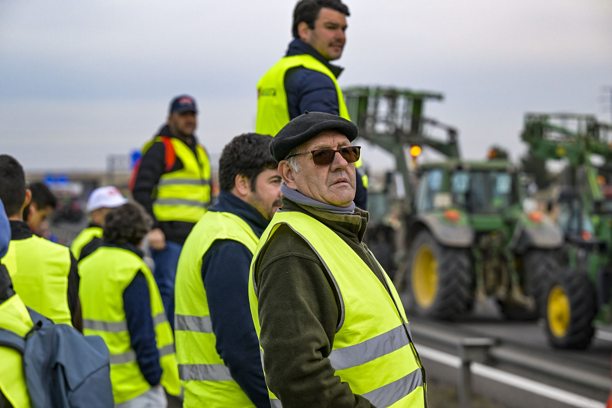 06/02/2024.- AGRICULTORES PROTESTAS.- Manzanares (Ciudad Real).- Cientos de agricultores han cortado con sus tractores la autovía A4 en ambas direcciones a la altura de Manzanares (Ciudad Real). EFE/Jesús Monroy  / JESÚS MONROY