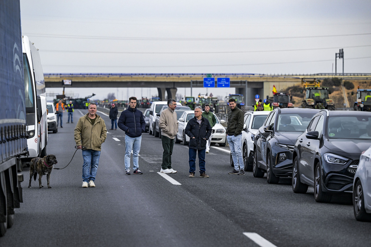 06/02/2024.- AGRICULTORES PROTESTAS.- Manzanares (Ciudad Real).- Cientos de agricultores han cortado con sus tractores la autovía A4 en ambas direcciones a la altura de Manzanares (Ciudad Real). EFE/Jesús Monroy  / JESÚS MONROY