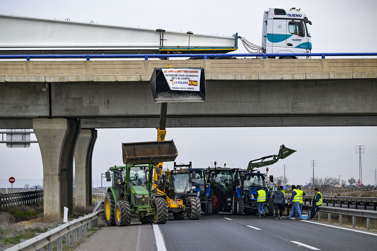 06/02/2024.- AGRICULTORES PROTESTAS.- Manzanares (Ciudad Real).- Cientos de agricultores han cortado con sus tractores la autovía A4 en ambas direcciones a la altura de Manzanares (Ciudad Real). EFE/Jesús Monroy  / JESÚS MONROY