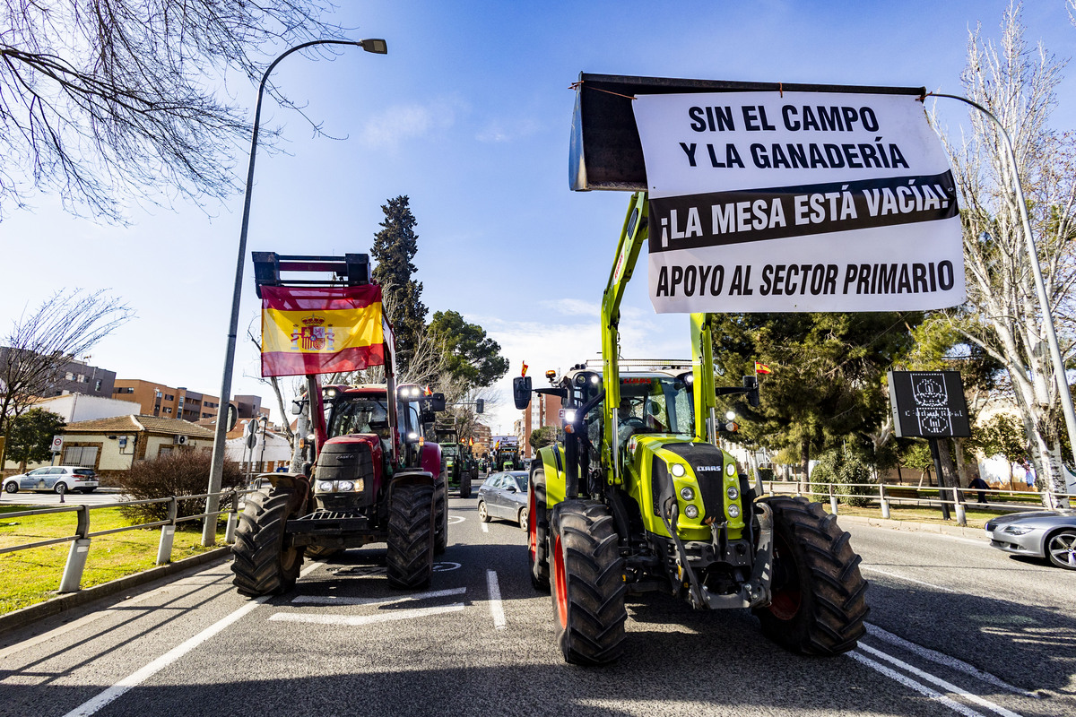 manifestaciuón de agricultores en ciudad real con sus tractores, protesta en tractores de los agricultores por ciudad real, tractorada de los agricultores   / RUEDA VILLAVERDE