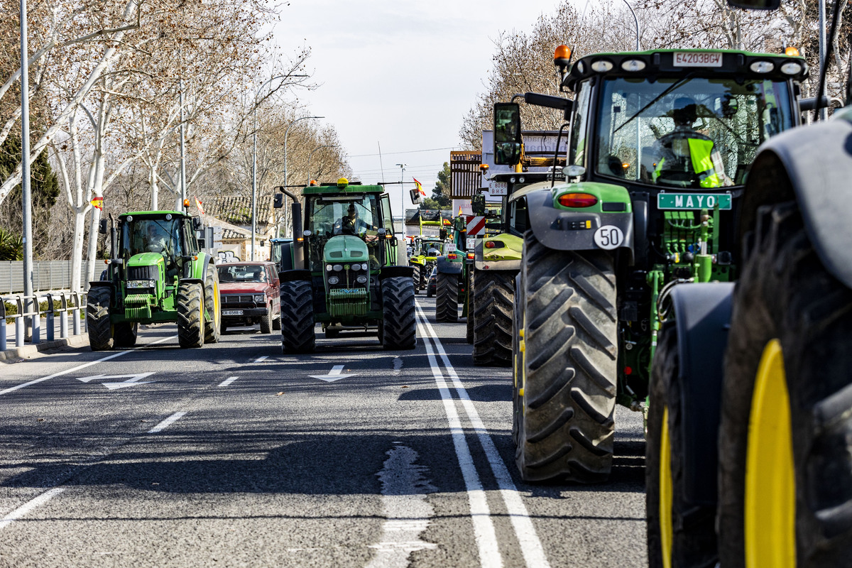 manifestaciuón de agricultores en ciudad real con sus tractores, protesta en tractores de los agricultores por ciudad real, tractorada de los agricultores   / RUEDA VILLAVERDE