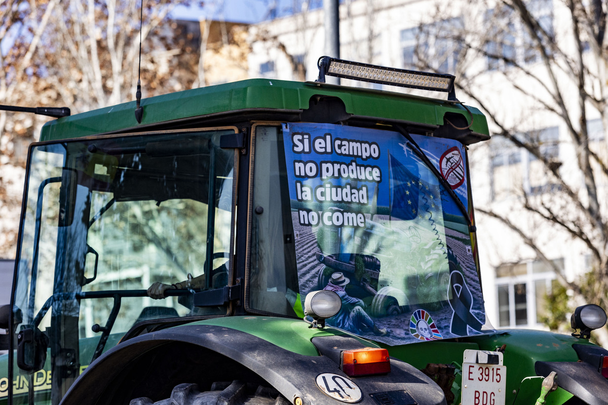 manifestaciuón de agricultores en ciudad real con sus tractores, protesta en tractores de los agricultores por ciudad real, tractorada de los agricultores   / RUEDA VILLAVERDE