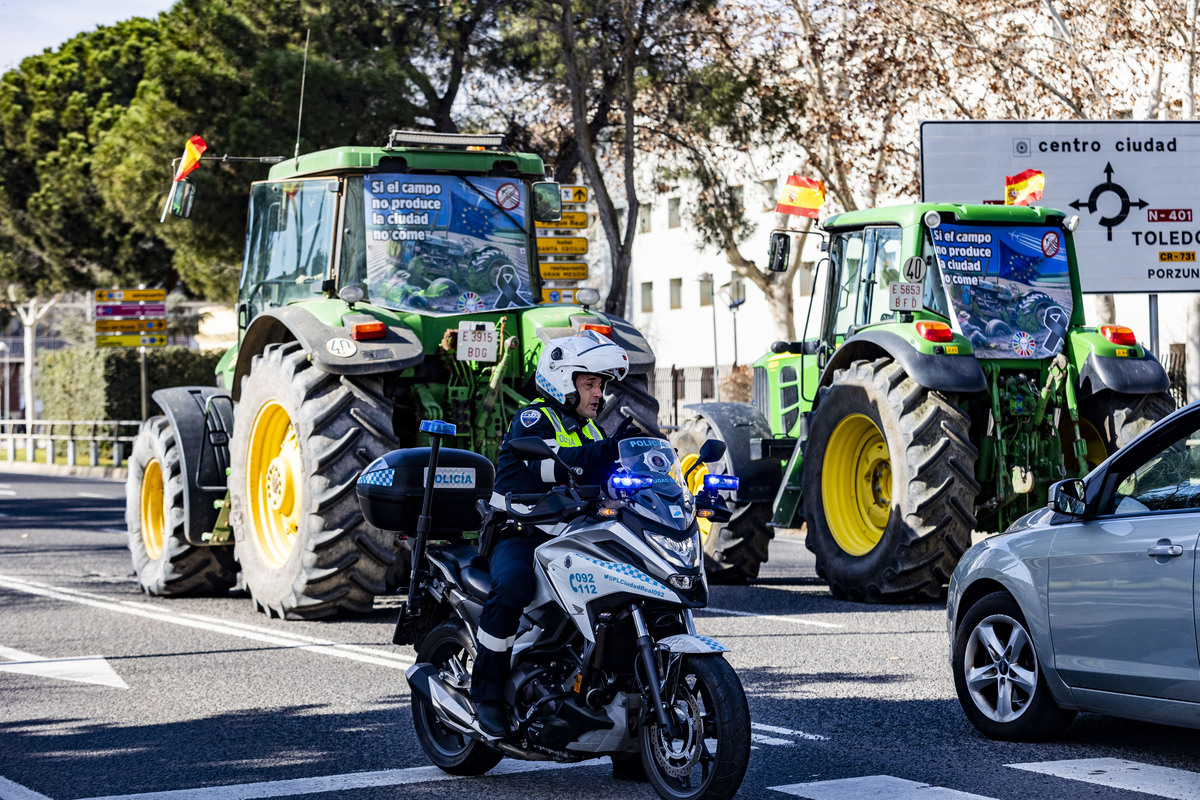 manifestaciuón de agricultores en ciudad real con sus tractores, protesta en tractores de los agricultores por ciudad real, tractorada de los agricultores   / RUEDA VILLAVERDE