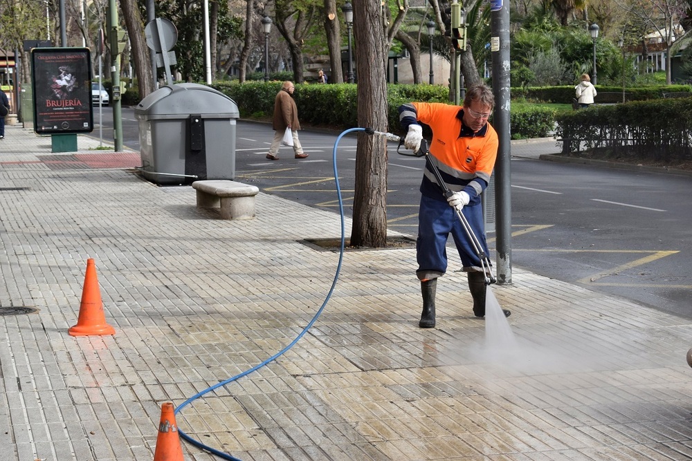 El fregado de calles y plazas llega a todos los barrios 