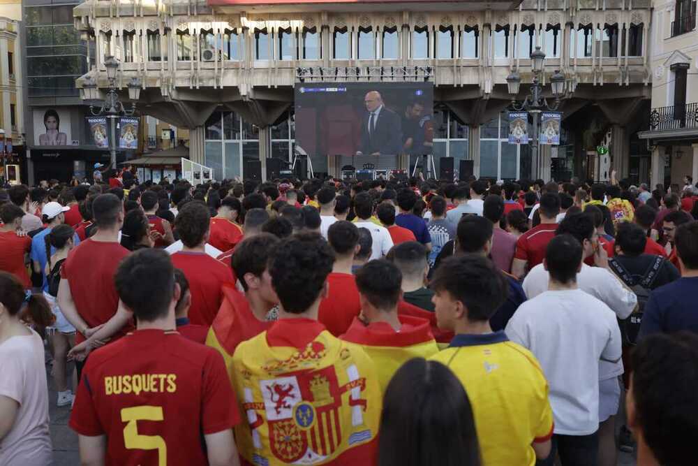 Ambientazo en la plaza Mayor para buscar la final