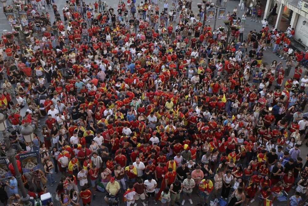 Ambientazo en la plaza Mayor para buscar la final