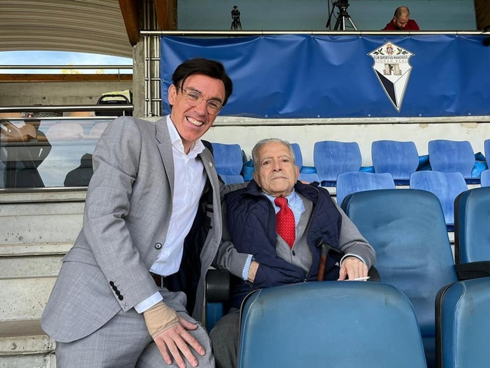 José Luis Vacas, junto al presidente del CD Manchego