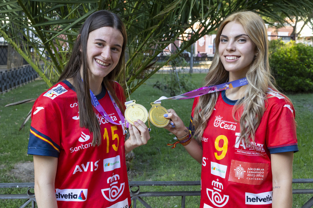 Celia García y Nayra Solís, con sus medallas.