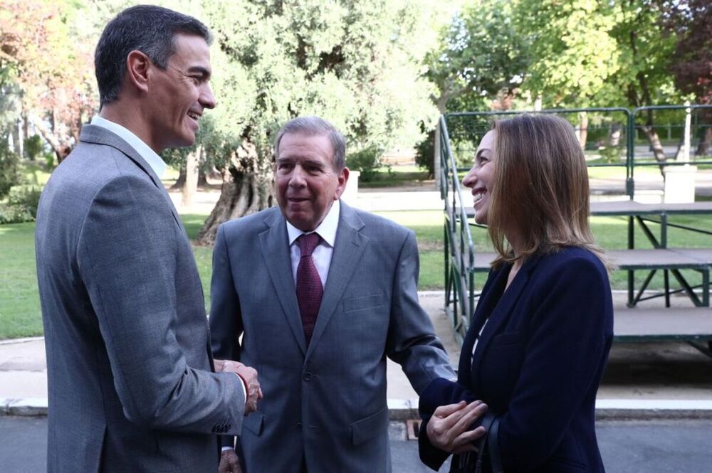 El presidente del Gobierno, Pedro Sánchez, ha recibido al opositor venezolano Edmundo González (c) y a su hija Carolina González (d) en el Palacio de La Moncloa, en Madrid 