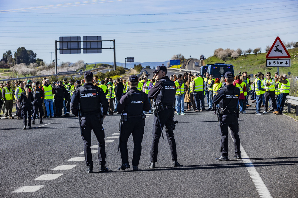 El campo corta autovías a la voz de “basta ya”