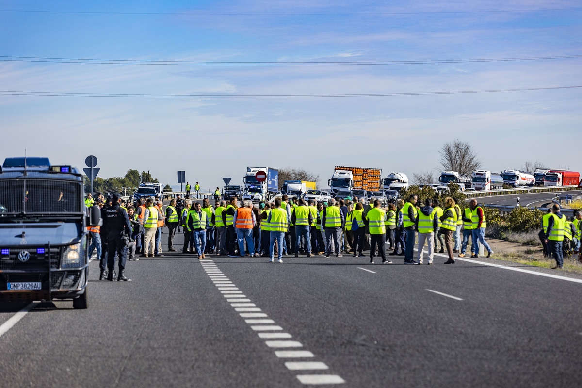 protesta de los agricultores, cortando la autovía Ciudad Real Puertollano, policía nacional, corte del tráfico de la A 41 autovía de Puertollano por los agricultores, asaja