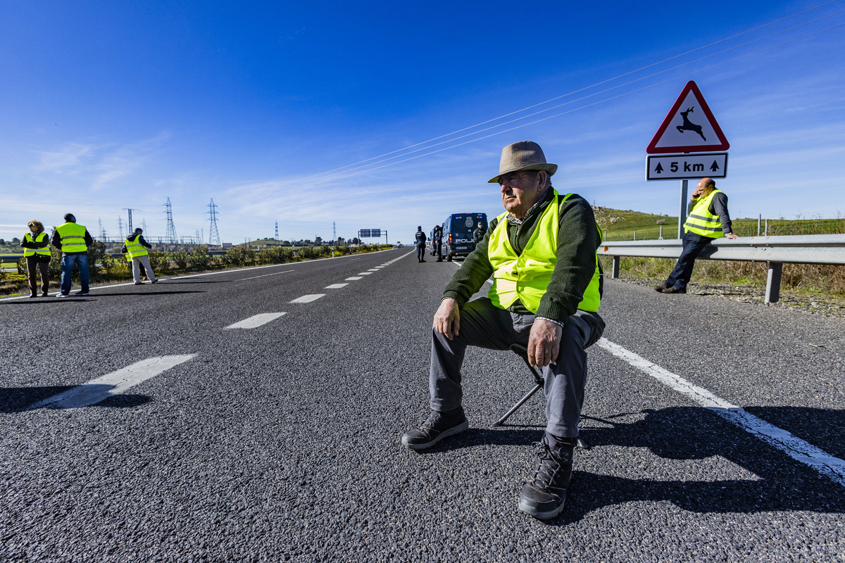 protesta de los agricultores, cortando la autovía Ciudad Real Puertollano, policía nacional, corte del tráfico de la A 41 autovía de Puertollano por los agricultores, asaja  / RUEDA VILLAVERDE