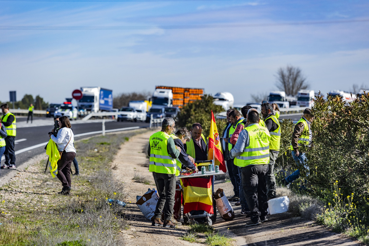 protesta de los agricultores, cortando la autovía Ciudad Real Puertollano, policía nacional, corte del tráfico de la A 41 autovía de Puertollano por los agricultores, asaja  / RUEDA VILLAVERDE