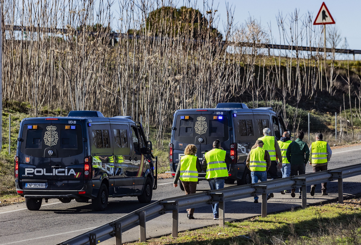 protesta de los agricultores, cortando la autovía Ciudad Real Puertollano, policía nacional, corte del tráfico de la A 41 autovía de Puertollano por los agricultores, asaja  / RUEDA VILLAVERDE