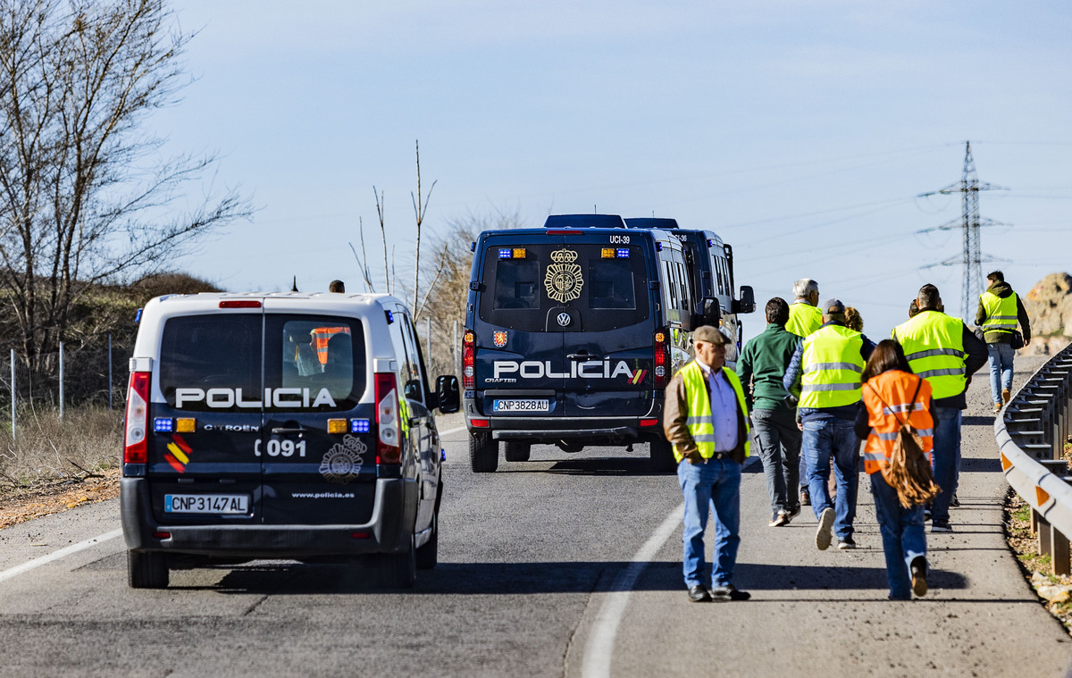 protesta de los agricultores, cortando la autovía Ciudad Real Puertollano, policía nacional, corte del tráfico de la A 41 autovía de Puertollano por los agricultores, asaja  / RUEDA VILLAVERDE