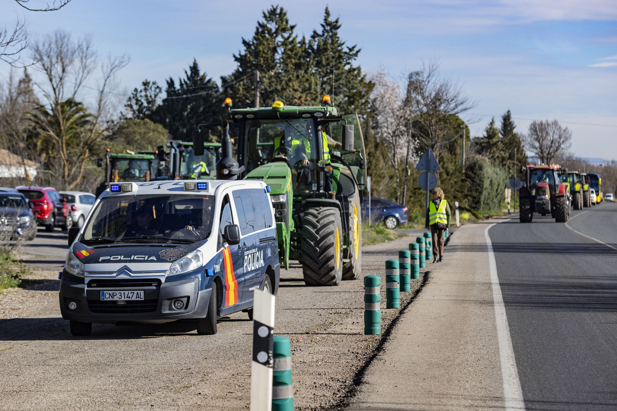 protesta de los agricultores, cortando la autovía Ciudad Real Puertollano, policía nacional, corte del tráfico de la A 41 autovía de Puertollano por los agricultores, asaja  / RUEDA VILLAVERDE