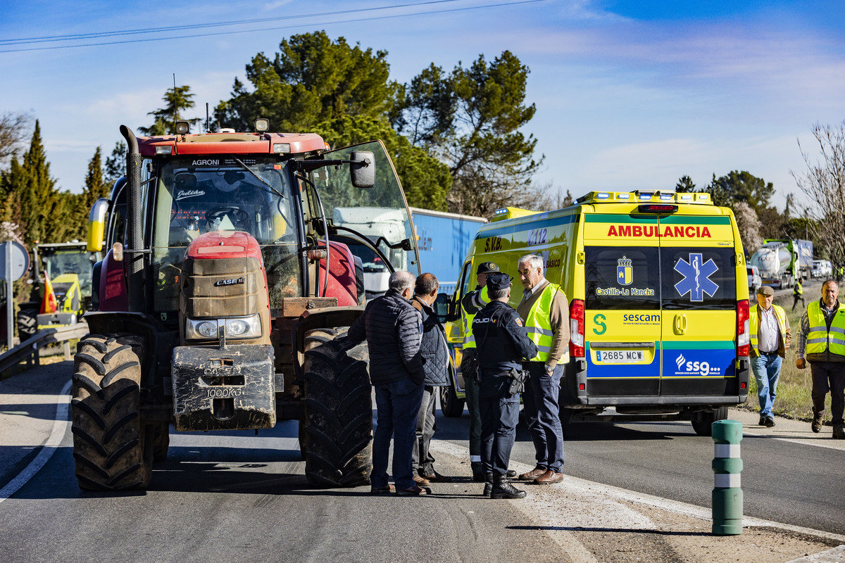 protesta de los agricultores, cortando la autovía Ciudad Real Puertollano, policía nacional, corte del tráfico de la A 41 autovía de Puertollano por los agricultores, asaja  / RUEDA VILLAVERDE