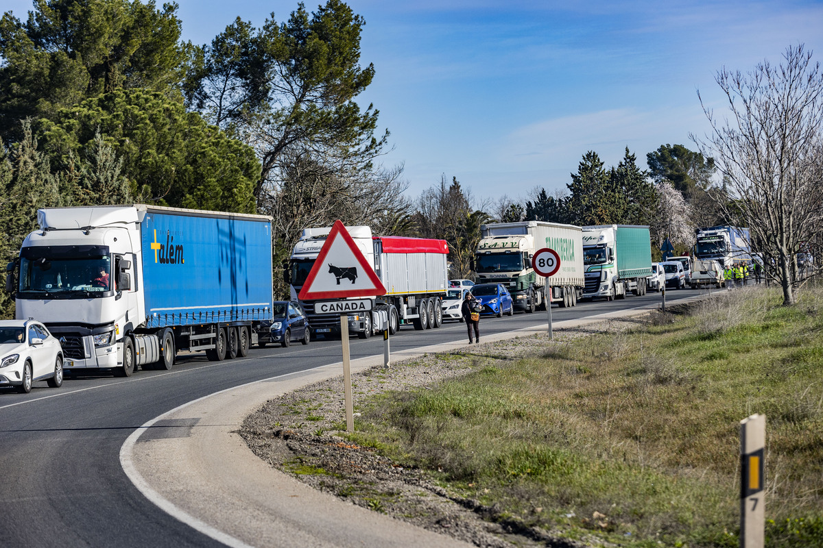 protesta de los agricultores, cortando la autovía Ciudad Real Puertollano, policía nacional, corte del tráfico de la A 41 autovía de Puertollano por los agricultores, asaja  / RUEDA VILLAVERDE