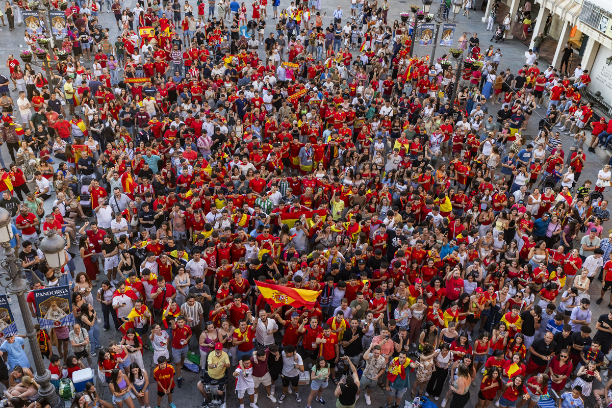 Panatalla gigante en la Plaza Mayor de Ciudad Real, para ver el partido de España-Francia de la Eurocopa  / RUEDA VILLAVERDE