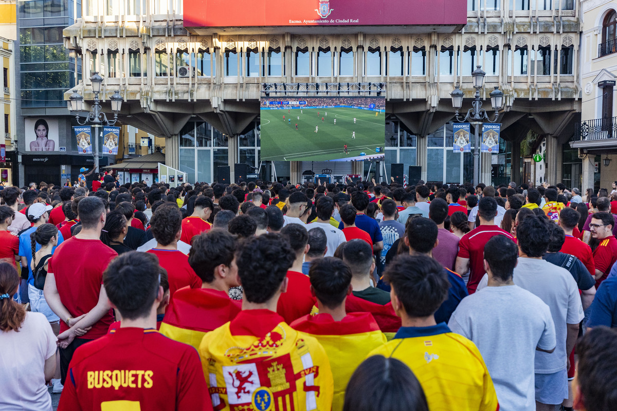 Aficionados, ante la pantalla gigante instalada en la Plaza Mayor de Ciudad Real para ver el partido de España-Francia de la Eurocopa.