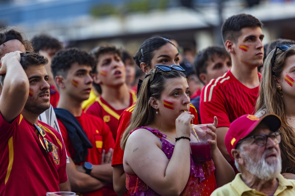 Panatalla gigante en la Plaza Mayor de Ciudad Real, para ver el partido de España-Francia de la Eurocopa  / RUEDA VILLAVERDE