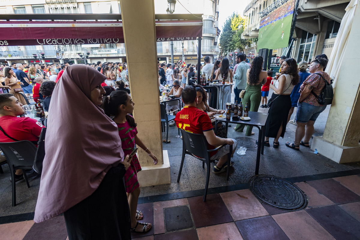 Panatalla gigante en la Plaza Mayor de Ciudad Real, para ver el partido de España-Francia de la Eurocopa  / RUEDA VILLAVERDE