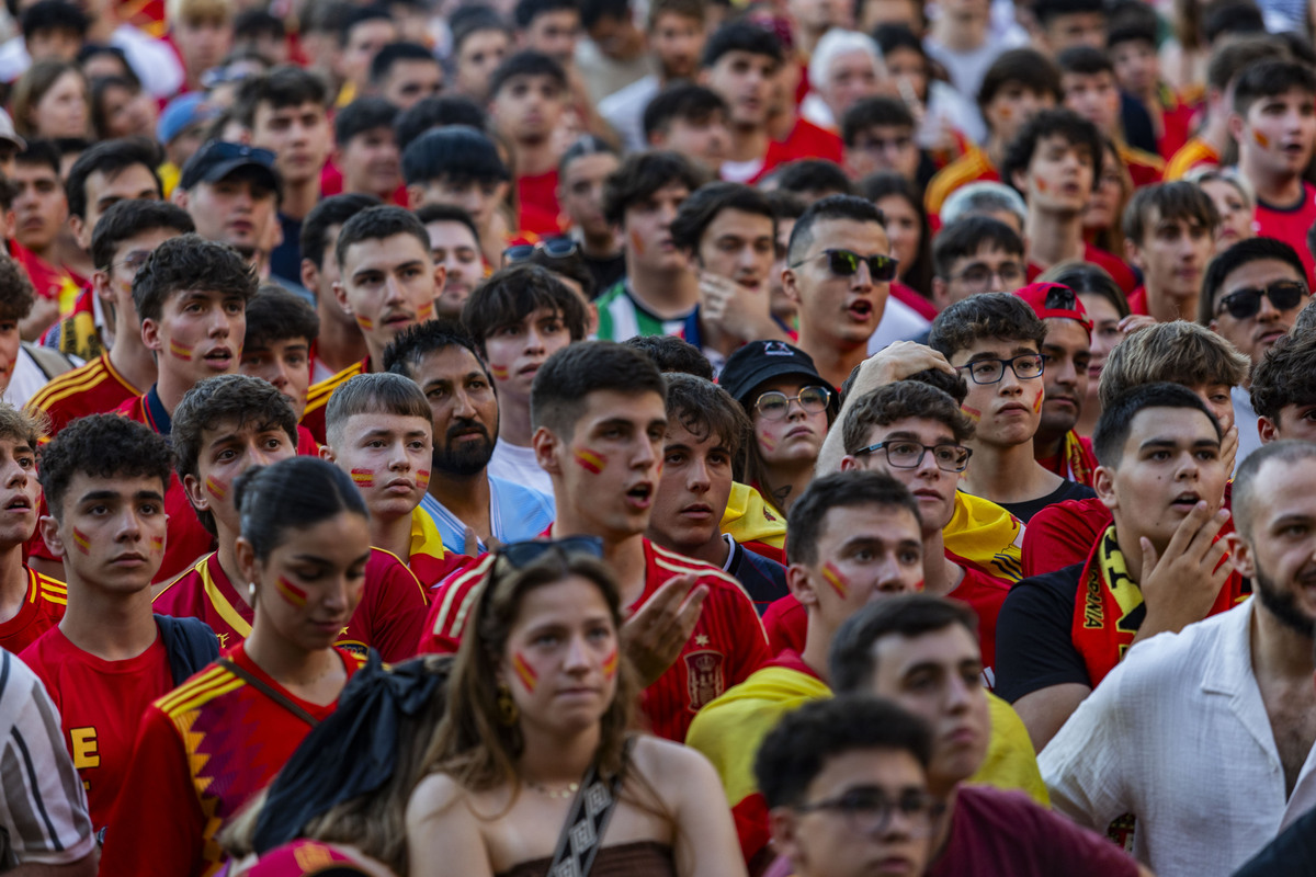 Panatalla gigante en la Plaza Mayor de Ciudad Real, para ver el partido de España-Francia de la Eurocopa  / RUEDA VILLAVERDE