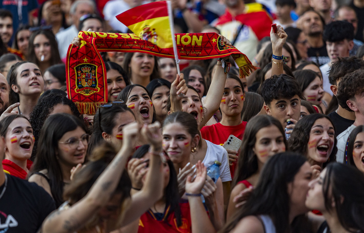 Panatalla gigante en la Plaza Mayor de Ciudad Real, para ver el partido de España-Francia de la Eurocopa  / RUEDA VILLAVERDE