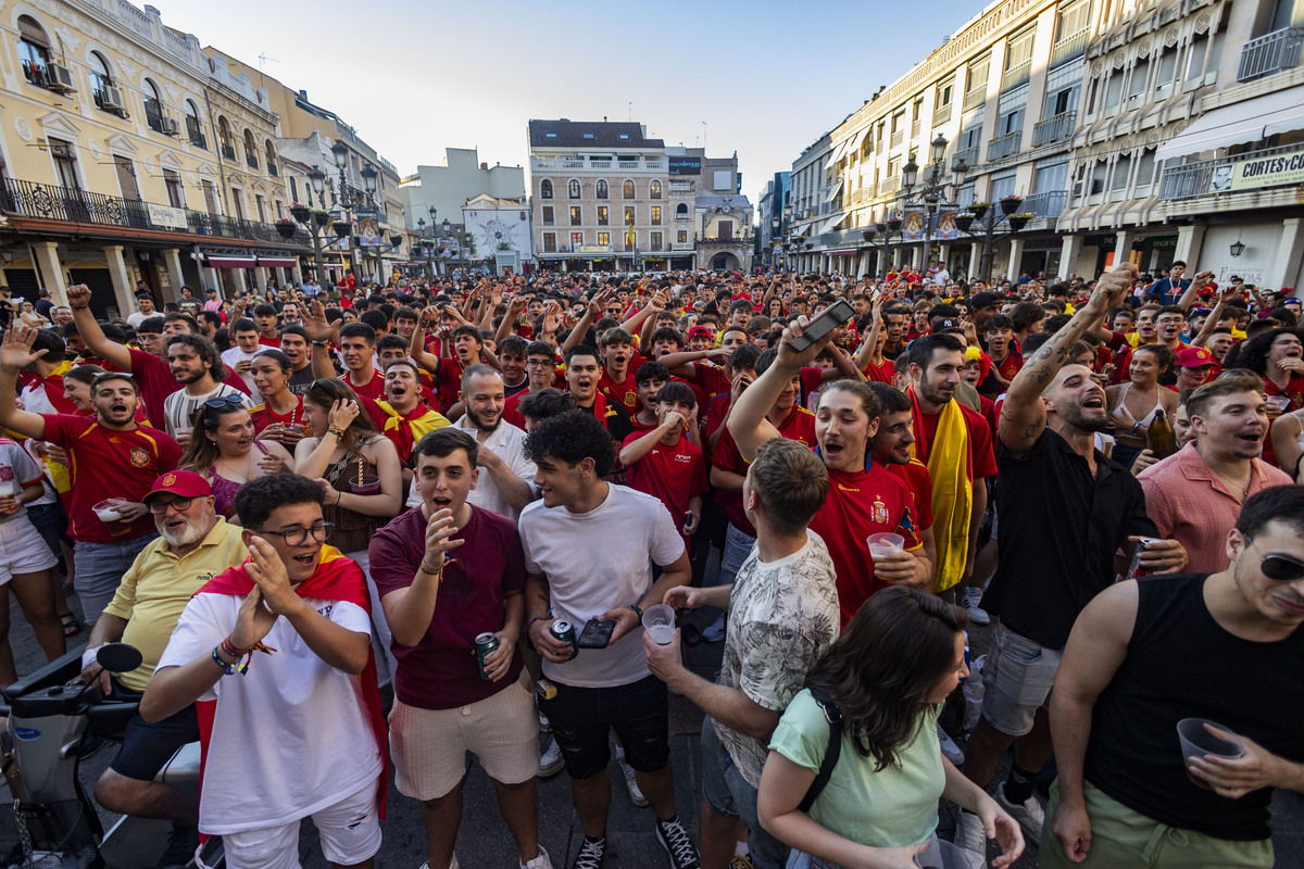 Panatalla gigante en la Plaza Mayor de Ciudad Real, para ver el partido de España-Francia de la Eurocopa  / RUEDA VILLAVERDE