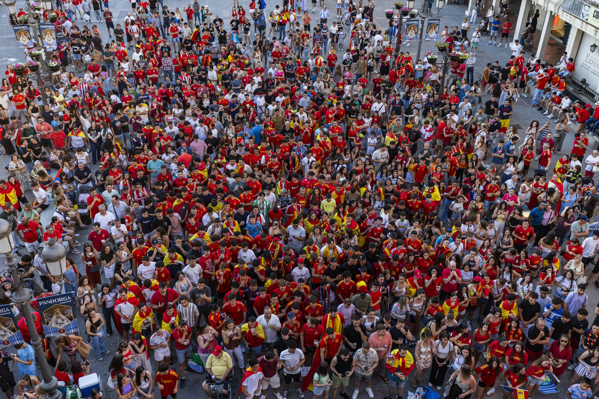 Panatalla gigante en la Plaza Mayor de Ciudad Real, para ver el partido de España-Francia de la Eurocopa  / RUEDA VILLAVERDE