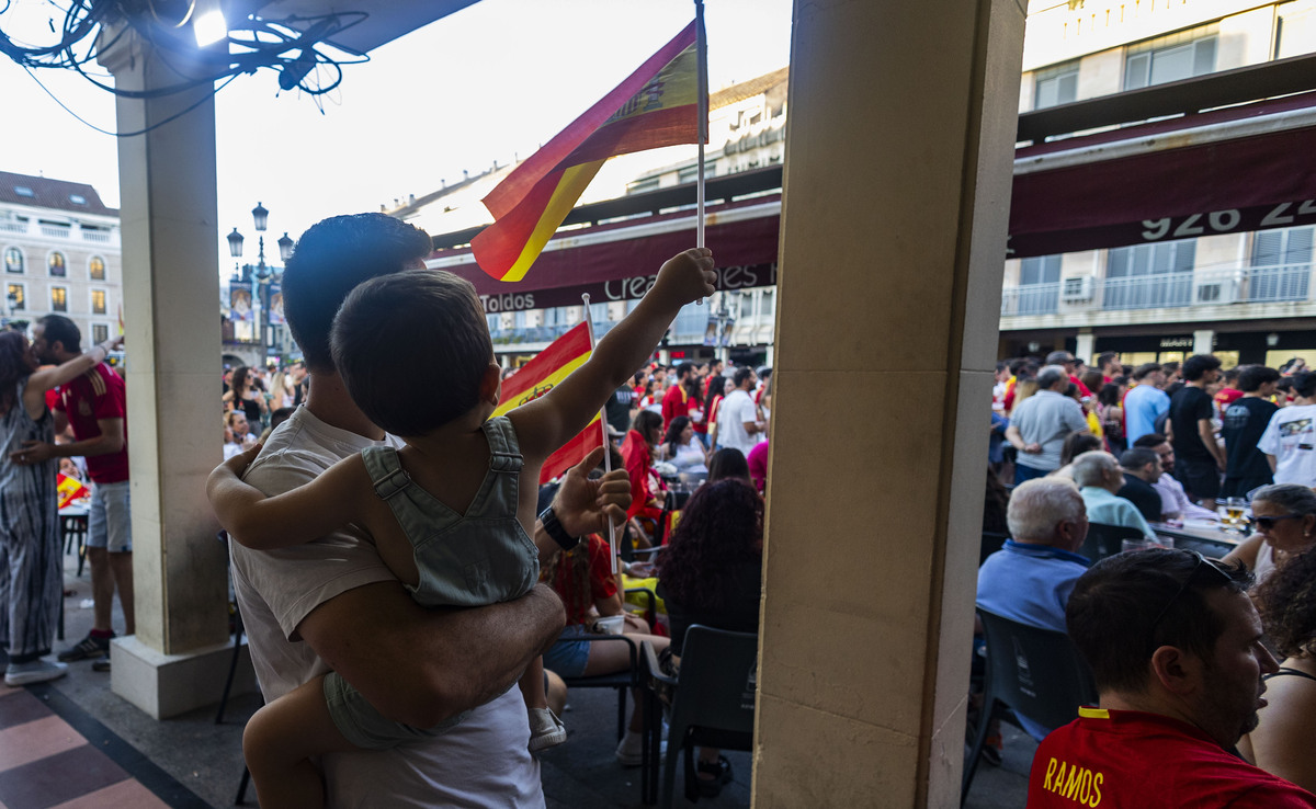 Panatalla gigante en la Plaza Mayor de Ciudad Real, para ver el partido de España-Francia de la Eurocopa  / RUEDA VILLAVERDE