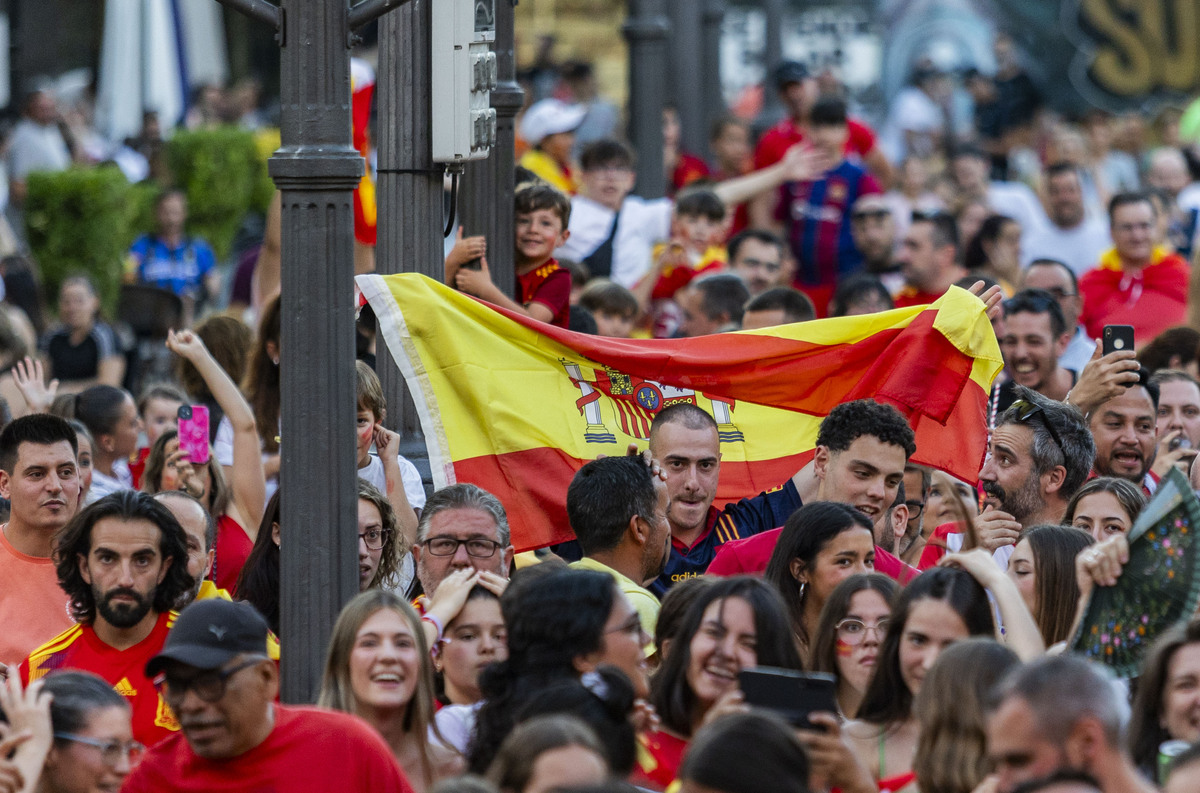 Panatalla gigante en la Plaza Mayor de Ciudad Real, para ver el partido de España-Francia de la Eurocopa  / RUEDA VILLAVERDE