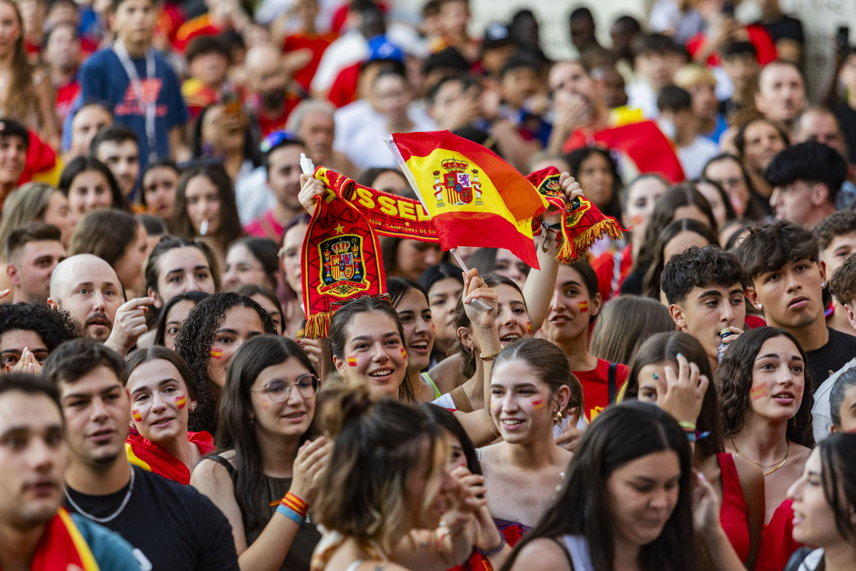 Panatalla gigante en la Plaza Mayor de Ciudad Real, para ver el partido de España-Francia de la Eurocopa  / RUEDA VILLAVERDE