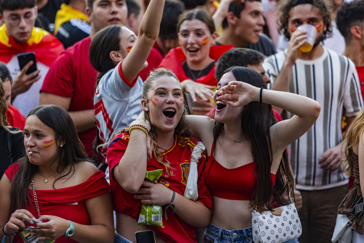 Panatalla gigante en la Plaza Mayor de Ciudad Real, para ver el partido de España-Francia de la Eurocopa  / RUEDA VILLAVERDE