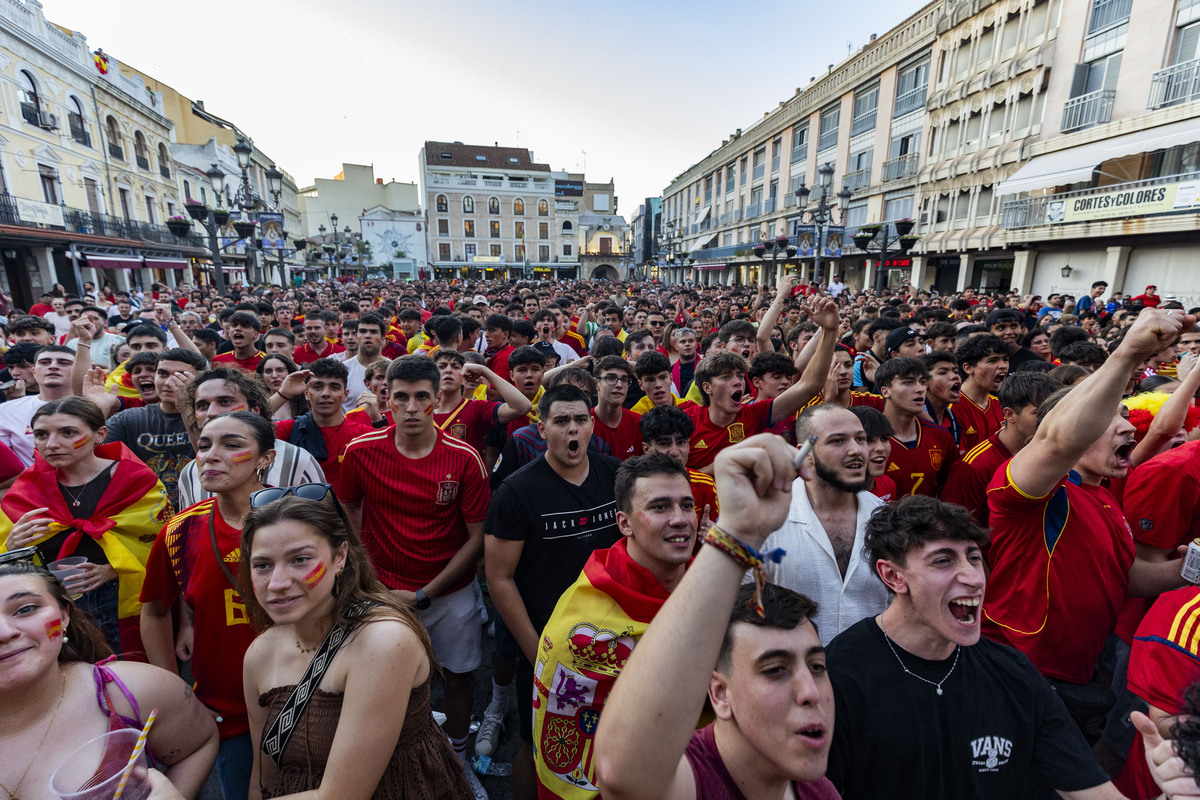 Panatalla gigante en la Plaza Mayor de Ciudad Real, para ver el partido de España-Francia de la Eurocopa  / RUEDA VILLAVERDE